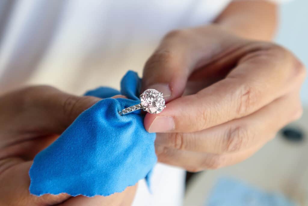 Ring cleaning process using lint free microfiber cloth