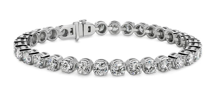 Tennis bracelet with round diamonds
